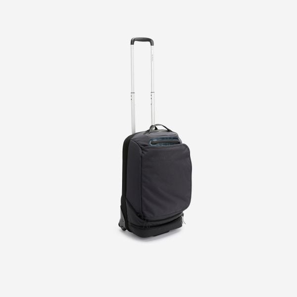 Walizka sportowa Urban 30 L. Czarne walizki DECATHLON, bez wzorów, duże. Za 269.99 zł.