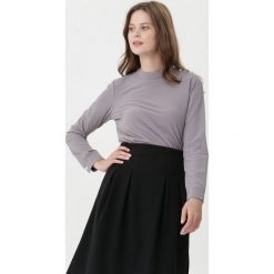 Szara Bluzka Caitlin. Szare bluzki Born2be, z aplikacjami, z materiału, eleganckie, bez kołnierzyka, bez ramiączek. Za 59.99 zł.