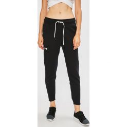 Under Armour - Spodnie. Spodnie dresowe marki Under Armour. W wyprzedaży za 179.90 zł.