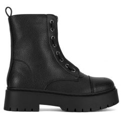 Botki DeeZee. Czarne botki DeeZee, bez wzorów, bez obcasa, na płaskiej podeszwie, bez zapięcia. Za 199.99 zł.