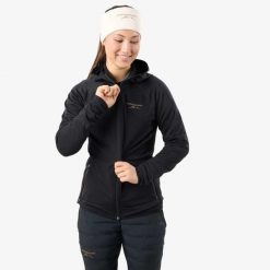 Kurtka Narciarska Narciarstwo biegowe Kobieta Nordic Wiatroszczelny. Czarne kurtki narciarskie SWEDEMOUNT, m, bez wzorów, z materiału, z kapturem, na fitness i siłownię. Za 279.99 zł.