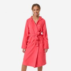 Szlafrok na basen damski Decathlon Compact z mikrofibry. Czerwone szlafroki DECATHLON, l, bez wzorów, z materiału, bez ramiączek, z kapturem. Za 79.99 zł.