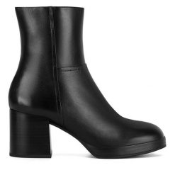 Botki Sergio Bardi. Czarne botki Sergio Bardi, bez wzorów, bez obcasa, na słupku, bez zapięcia. Za 369.99 zł.