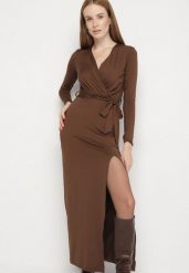 Brązowa Sukienka Kopertowa z Wiskozą Zdobiona Rozcięciem i Wiązanym Paskiem Teslea. Brązowe sukienki Born2be, na co dzień, l, z aplikacjami, z wiskozy, eleganckie, bez kołnierzyka, bez ramiączek, maxi, kopertowe. Za 159.99 zł.