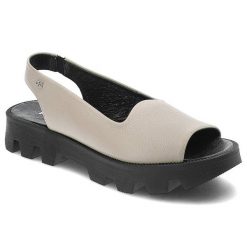 Beżowe Sandały Karino Modne Buty Na Lato. Brązowe sandały Karino, bez wzorów, ze skóry, bez obcasa, bez zapięcia. Za 350.99 zł.