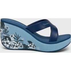 Ipanema - Klapki Lipstick Straps. Niebieskie klapki Ipanema, bez wzorów, z gumy, bez obcasa, na koturnie. W wyprzedaży za 119.90 zł.