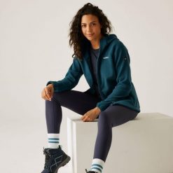 Bluza damska z kapturem Elinn. Niebieskie bluzy Regatta, bez wzorów, z polaru, z kapturem. W wyprzedaży za 202.85 zł.