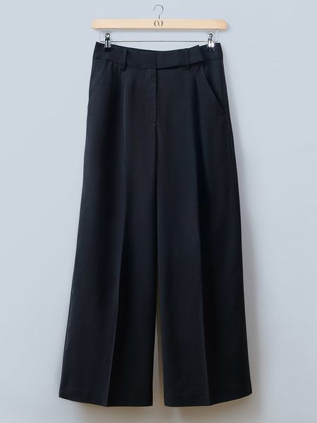 LeGer Spodnie "Chinara" w kolorze czarnym rozmiar: 38. Czarne spodnie materiałowe LeGer, na co dzień, bez wzorów, z lyocellu. Za 231.68 zł.