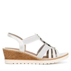 Sandały Remonte. Białe sandały Remonte, bez wzorów, bez obcasa, na koturnie, bez zapięcia. Za 339.99 zł.