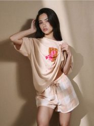 Dwuczęściowa piżama z pieskiem w zimowym szaliku - kremowy. Białe piżamy Sinsay, bez wzorów, bez ramiączek. Za 49.99 zł.