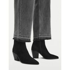 Botki JENNY. Czarne botki Jenny, bez wzorów, bez obcasa, na słupku, bez zapięcia. Za 189.99 zł.