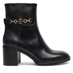 Botki Tommy Hilfiger. Czarne botki TOMMY HILFIGER, bez wzorów, bez obcasa, na słupku, bez zapięcia. Za 899.99 zł.