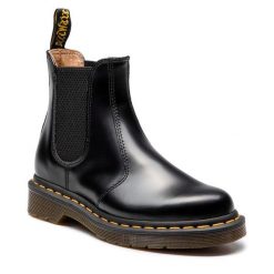 Sztyblety Dr. Martens. Czarne botki Dr. Martens, bez wzorów, bez obcasa, na płaskiej podeszwie, bez zapięcia. Za 809.99 zł.