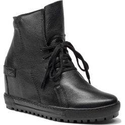 Botki EKSBUT - 75-3975-H90-1G Czarny. Czarne botki Eksbut, bez wzorów, ze skóry, bez obcasa, na obcasie, bez zapięcia. W wyprzedaży za 259.00 zł.