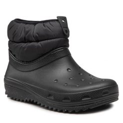 Botki Crocs. Czarne botki Crocs, bez wzorów, bez obcasa, na płaskiej podeszwie, bez zapięcia. Za 389.99 zł.