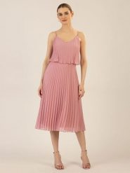 APART Sukienka w kolorze jasnoróżowym rozmiar: 36. Różowe sukienki Apart, bez wzorów, bez kołnierzyka, bez ramiączek, midi. Za 157.45 zł.