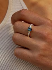 Les Petites Précieuses Pozłacany pierścionek z cyrkoniami i topazem rozmiar: 50. Niebieskie pierścionki Les Petites Précieuses, z cyrkonią, pozłacane. Za 253.95 zł.