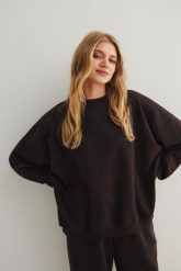 Bluza damska o kroju regular fit w kolorze DARK CHOCOLATE - MANLY. Czarne bluzy sportowe Marsala, uniwersalny, bez wzorów, z bawełny, bez kaptura. Za 319.90 zł.