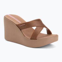 Klapki damskie Ipanema High Fashion II Slide. Brązowe klapki Ipanema, bez wzorów, z materiału, bez obcasa. Za 179.99 zł.