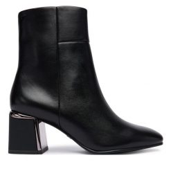 Botki Tamaris. Czarne botki Tamaris, bez wzorów, bez obcasa, na słupku, bez zapięcia. Za 429.99 zł.