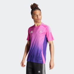 Koszulka piłkarska ADIDAS Niemcy EURO 2024 wyjazdowa. Czerwone bluzki Adidas, m, bez wzorów, sportowe, bez kołnierzyka, bez ramiączek. Za 449.99 zł.