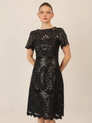 APART Sukienka w kolorze czarnym rozmiar: 42. Czarne sukienki Apart, bez wzorów, bez kołnierzyka, bez ramiączek, midi. Za 331.46 zł.