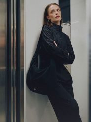 4F Bluza dresowa relaxed bez kaptura damska - czarna M. Czarne bluzy 4f, m, bez wzorów, z dresówki, bez kaptura. Za 199.99 zł.