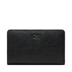 Duży Portfel Damski Calvin Klein. Czarne portfele Calvin Klein, bez wzorów. Za 169.99 zł.