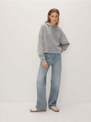 Jeansy z szerokimI nogawkami - niebieski. Niebieskie jeansy Reserved, bez wzorów. W wyprzedaży za 65.99 zł.