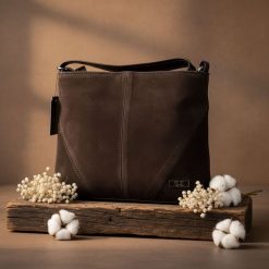 Shopperka skórzana SHE zamszowa 677 czekolada. Shopper SHE, bez wzorów, ze skóry, eleganckie, zamszowe, bez dodatków. Za 219.99 zł.