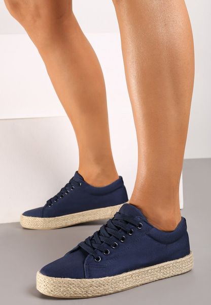 Granatowe Trampki International Love. Niebieskie trampki Born2be, bez wzorów, z jeansu, bez zapięcia. Za 99.99 zł.