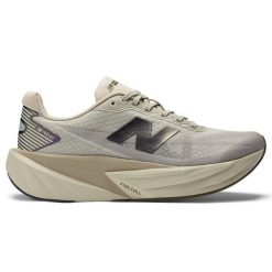 Buty damskie New Balance FuelCell Rebel v5 WFCXPB5 – beżowe. Brązowe obuwie sportowe New Balance, z gumy, bez zapięcia, do biegania. Za 749.99 zł.