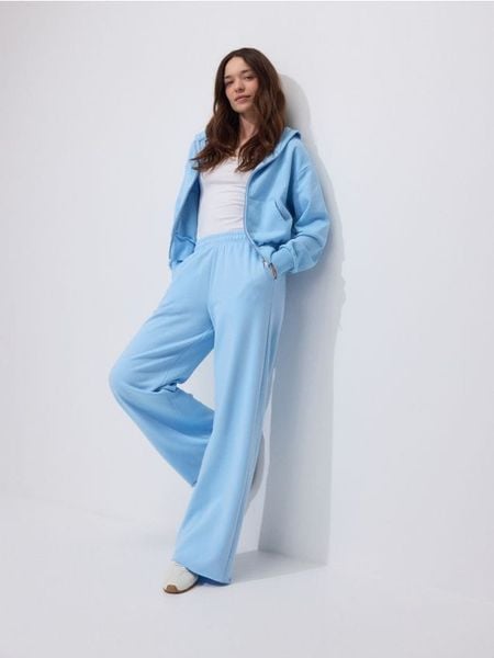 Rozpinana bluza - jasnoniebieski. Niebieskie bluzy Reserved, l, bez wzorów, z bawełny, bez kaptura. W wyprzedaży za 59.99 zł.