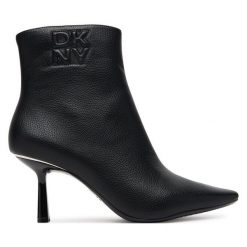 Botki DKNY. Czarne botki DKNY, bez wzorów, bez obcasa, na szpilce, bez zapięcia. Za 839.99 zł.