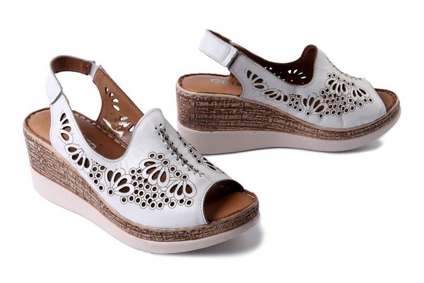 ARTIKER RELAKS 56C0940 biały, sandały damskie. Białe sandały Artiker Relaks, w ażurowe wzory, ze skóry, bez obcasa, na koturnie, bez zapięcia. Za 239.90 zł.