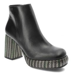 Czarne Botki Armodo Damskie Buty Na Eleganckim Obcasie. Czarne botki Armodo, bez wzorów, ze skóry, bez obcasa, na obcasie, bez zapięcia. Za 419.00 zł.
