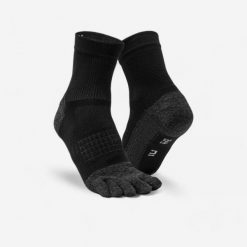 Skarpetki do biegania Kiprun Run 900 pięciopalczaste. Czarne skarpety KIPRUN, bez wzorów, z materiału. Za 49.99 zł.