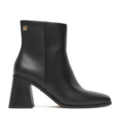 Botki Nine West. Czarne botki Nine West, bez wzorów, bez obcasa, na słupku, bez zapięcia. Za 279.99 zł.