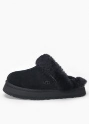 Kapcie damskie czarne UGG W DISQUETTE. Czarne obuwie domowe UGG, bez wzorów, bez zapięcia. Za 699.00 zł.