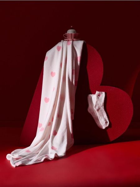 Zestaw: skarpetki i koc w serca - różowy. Czerwone skarpety Sinsay, bez wzorów. Za 35.99 zł.