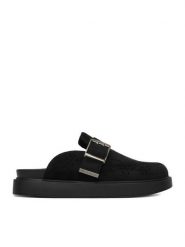 Guess Jeans Klapki EO-HY2T709-3 Czarny. Czarne klapki Guess Jeans, z aplikacjami, z jeansu, bez obcasa. Za 279.99 zł.