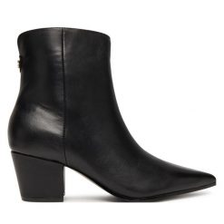 Botki Guess. Czarne botki Guess, z aplikacjami, bez obcasa, na słupku, bez zapięcia. Za 899.99 zł.