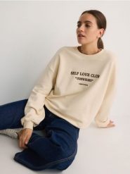 Bawełniana bluza z haftem - kremowy. Białe bluzy Reserved, l, bez wzorów, z bawełny, bez kaptura. W wyprzedaży za 79.99 zł.