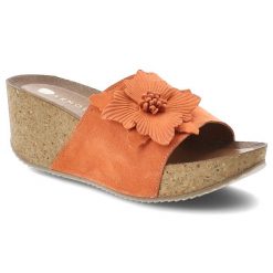 Klapki damskie Armodo, cholewka ze skóry naturalnej zamszowej z szerokim paskiem z przodu ozdobna aplikacja kwiatowa, pomarańczowe, 40312. Brązowe klapki Armodo, z aplikacjami, ze skóry, bez obcasa, na koturnie. Za 319.00 zł.