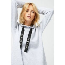 Sukienka dresowa z aplikacją. Szare sukienki MOODO, m, z aplikacjami, z dresówki, bez kołnierzyka, bez ramiączek. Za 49.99 zł.