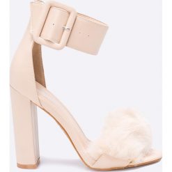 Public Desire - Sandały. Sandały Public Desire, bez wzorów, z materiału, bez obcasa, na obcasie, bez zapięcia. W wyprzedaży za 49.90 zł.