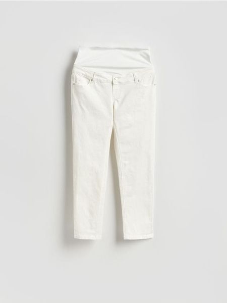 Jeansy mom fit - biały. Białe jeansy Reserved, bez wzorów. Za 159.99 zł.