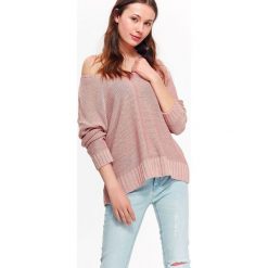SWETER DAMSKI Z DEKOLTEM W SEREK, LUŹNY. Czerwone swetry TROLL, na lato, l, bez wzorów, z dzianiny, bez ramiączek. W wyprzedaży za 39.99 zł.
