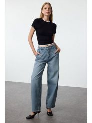 Trendyol Dżinsy - Comfort fit - w kolorze błękitnym rozmiar: 38. Niebieskie jeansy Trendyol, bez wzorów. Za 126.45 zł.