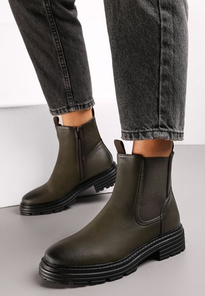 Zielone Botki na Płaskiej Podeszwie z Gumą na Cholewce Risunna. Zielone botki Born2be, bez wzorów, z gumy, bez obcasa, na płaskiej podeszwie, bez zapięcia. Za 79.99 zł.